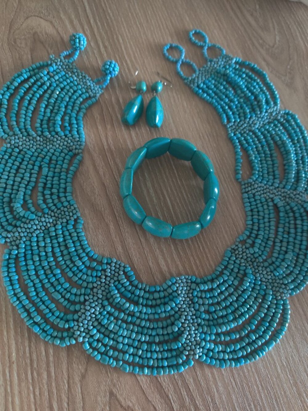 *Gorgeous Beaded Necklace, Bracelet, Earrings Set in Turquoise/Howlite*